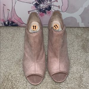 New, never worn Life Stride Heels